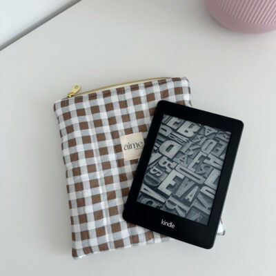 Custodia per Ebook tra nuvole e quadri