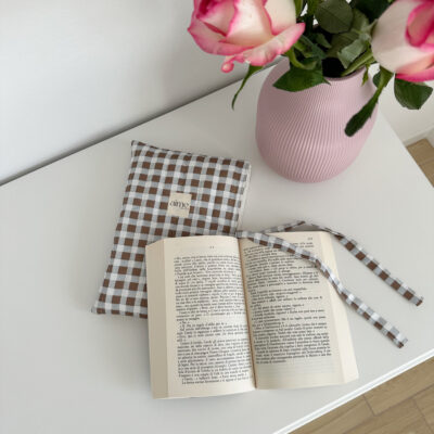 Custodia per libro tra nuvole e quadri
