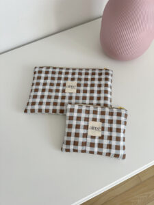 Pochette tra nuvole e quadri